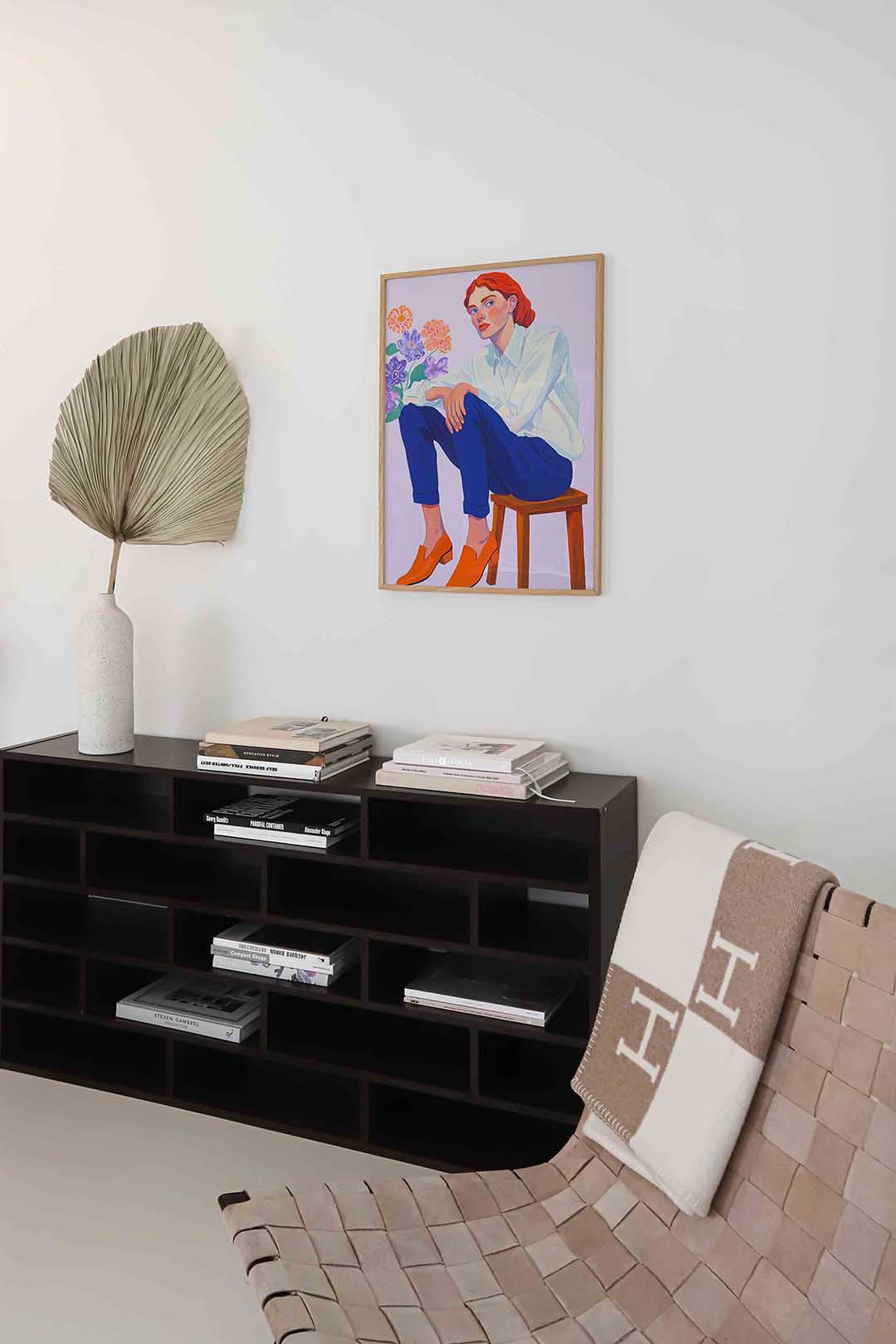 Vrouw met bloemen – staande moderne wanddecoratie van WallArtistic