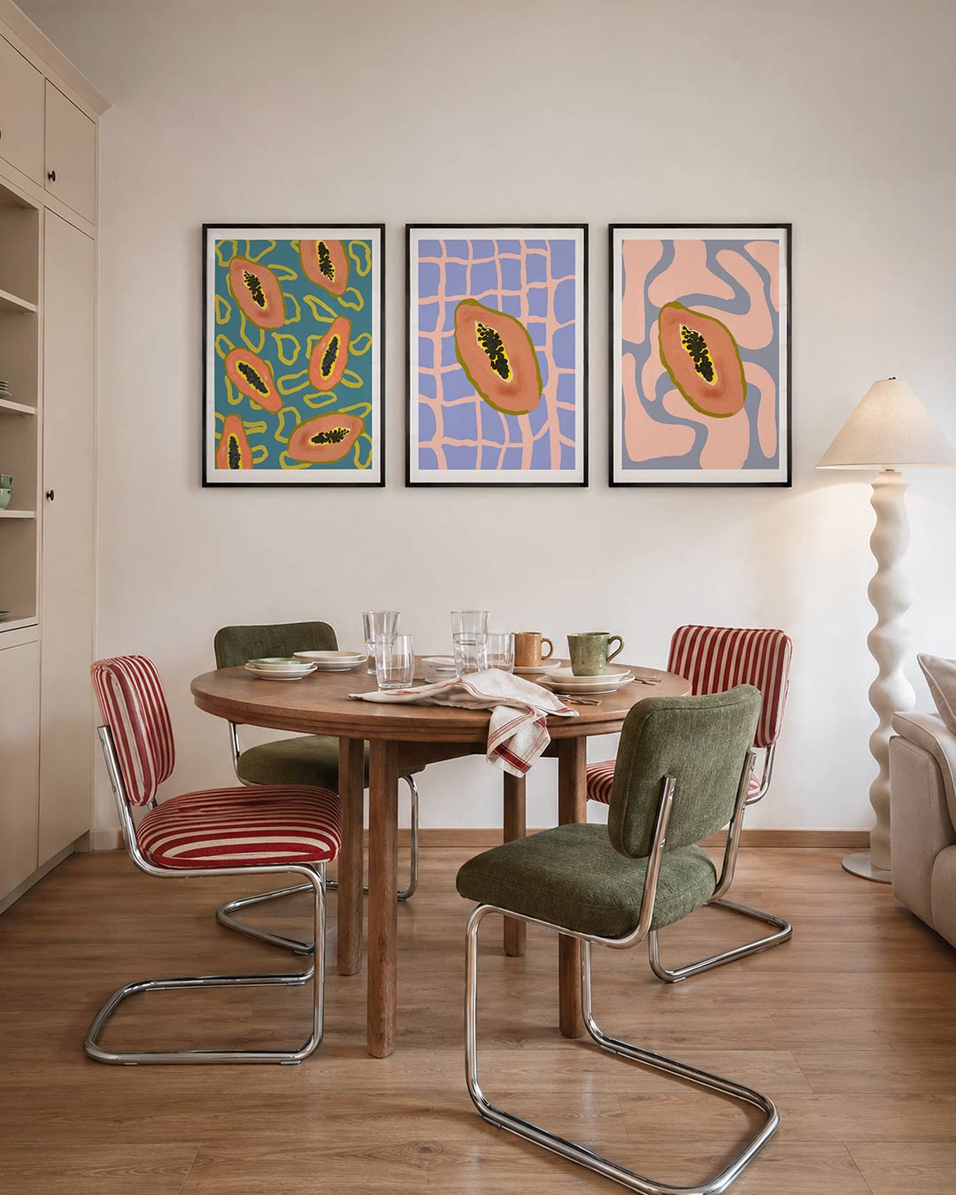 Vorm en kleurenspel driedelige posterset – deze poster toont levendige papaja-vormen op een turquoise