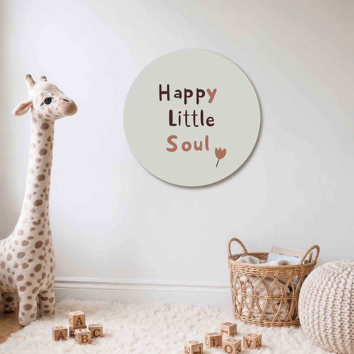 Happy little soul Muurcirkel – De muurcirkel toont de tekst 'Happy Little Soul' in bruine en beige letters met een kleine