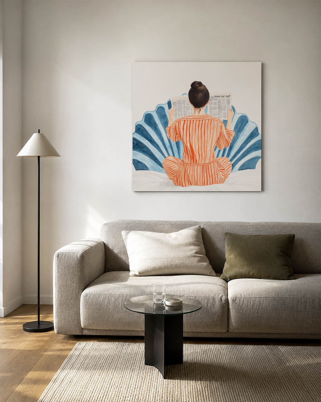 Lezende vrouw kunstwerk – detailweergave – een vrouw in een gestreepte jurk leest een krant, zittend voor een grote blauwe