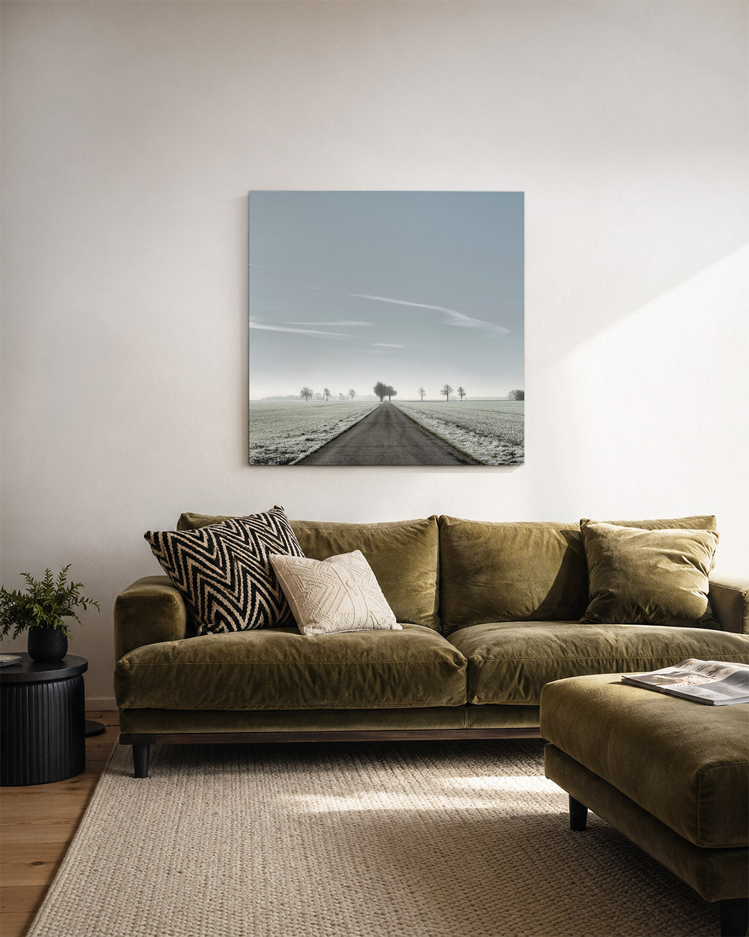 Rustige weglandschap kunstwerk – derde productweergave – een lange weg strekt zich uit naar de horizon, geflankeerd door kale