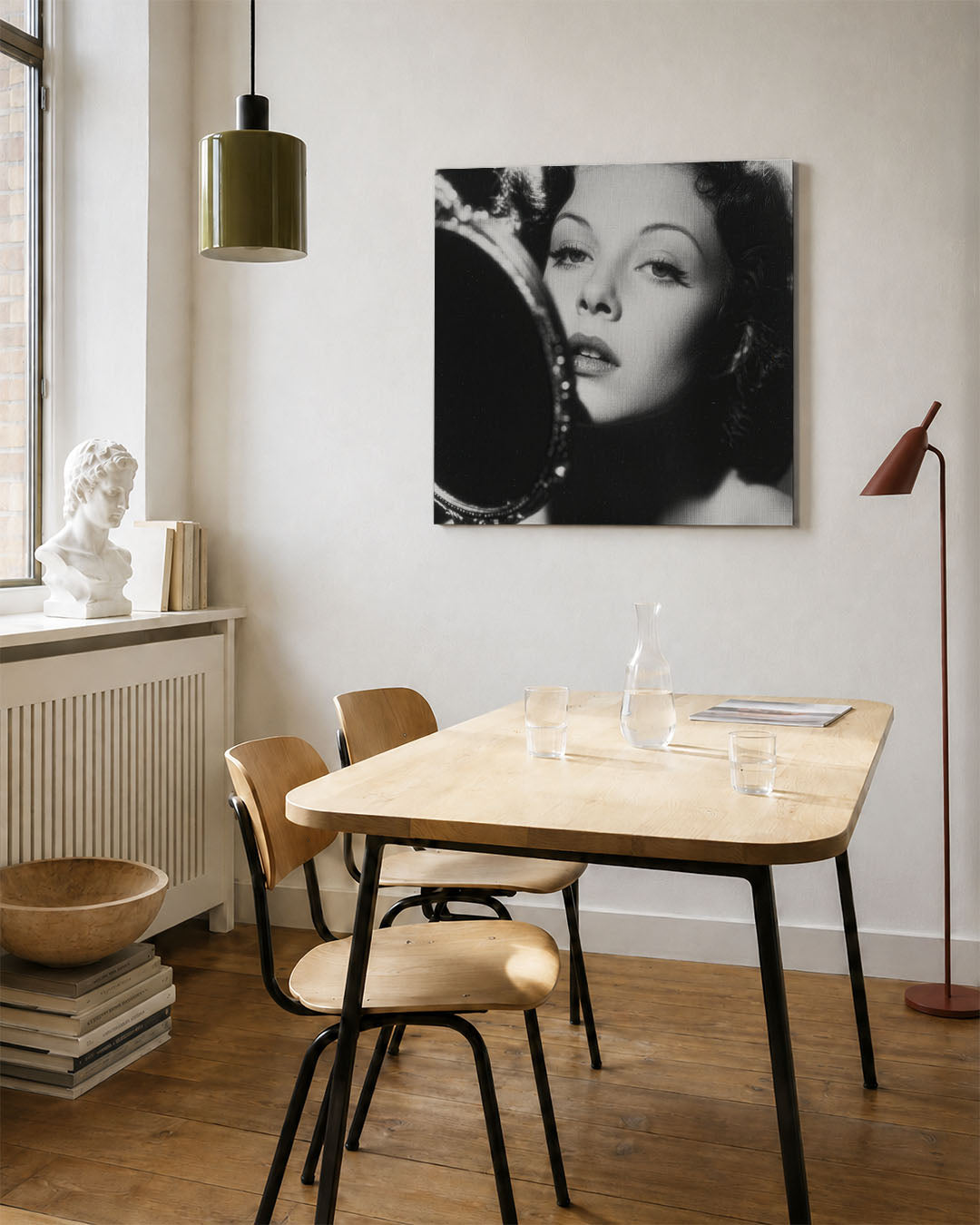 Elegante spiegeling kunstwerk – vierkante wanddecoratie – dit kunstwerk toont een vrouw die zichzelf in een spiegel bekijkt.