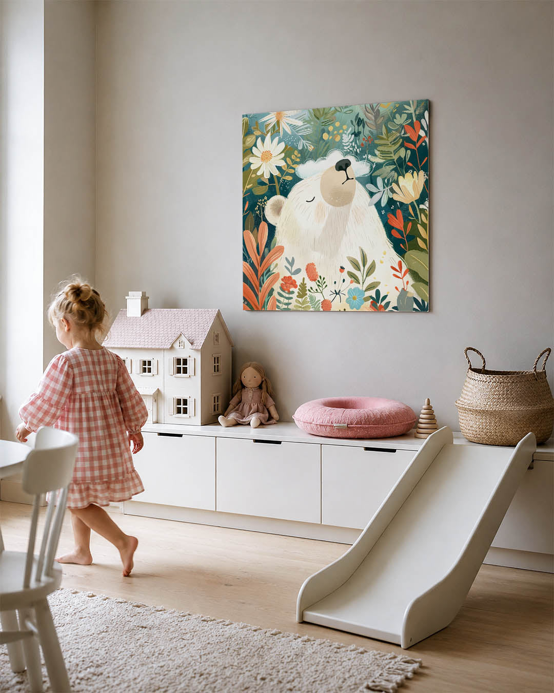 Dromerige beer in bloemen kunstwerk – tweede productweergave – een serene beer omringd door kleurrijke bloemen en bladeren.