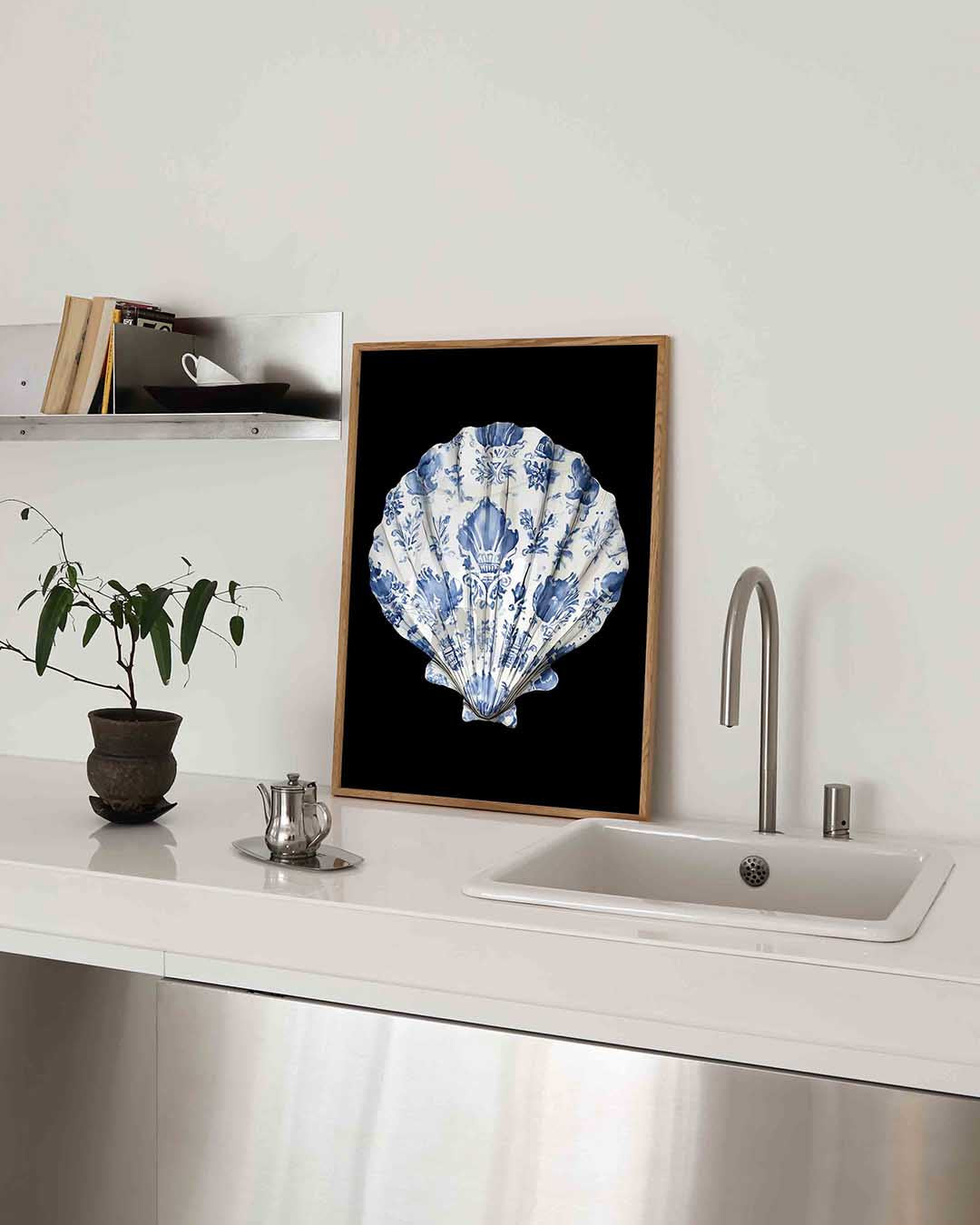 Schelp met blauwe patronen – blauw-witte poster in staand formaat