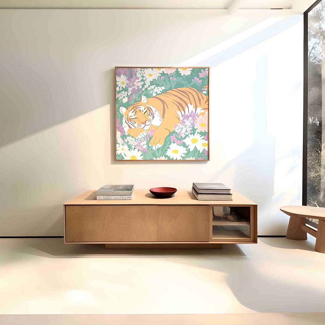 Slapende tijger tussen bloemen – vierkante dieren wanddecoratie van WallArtistic