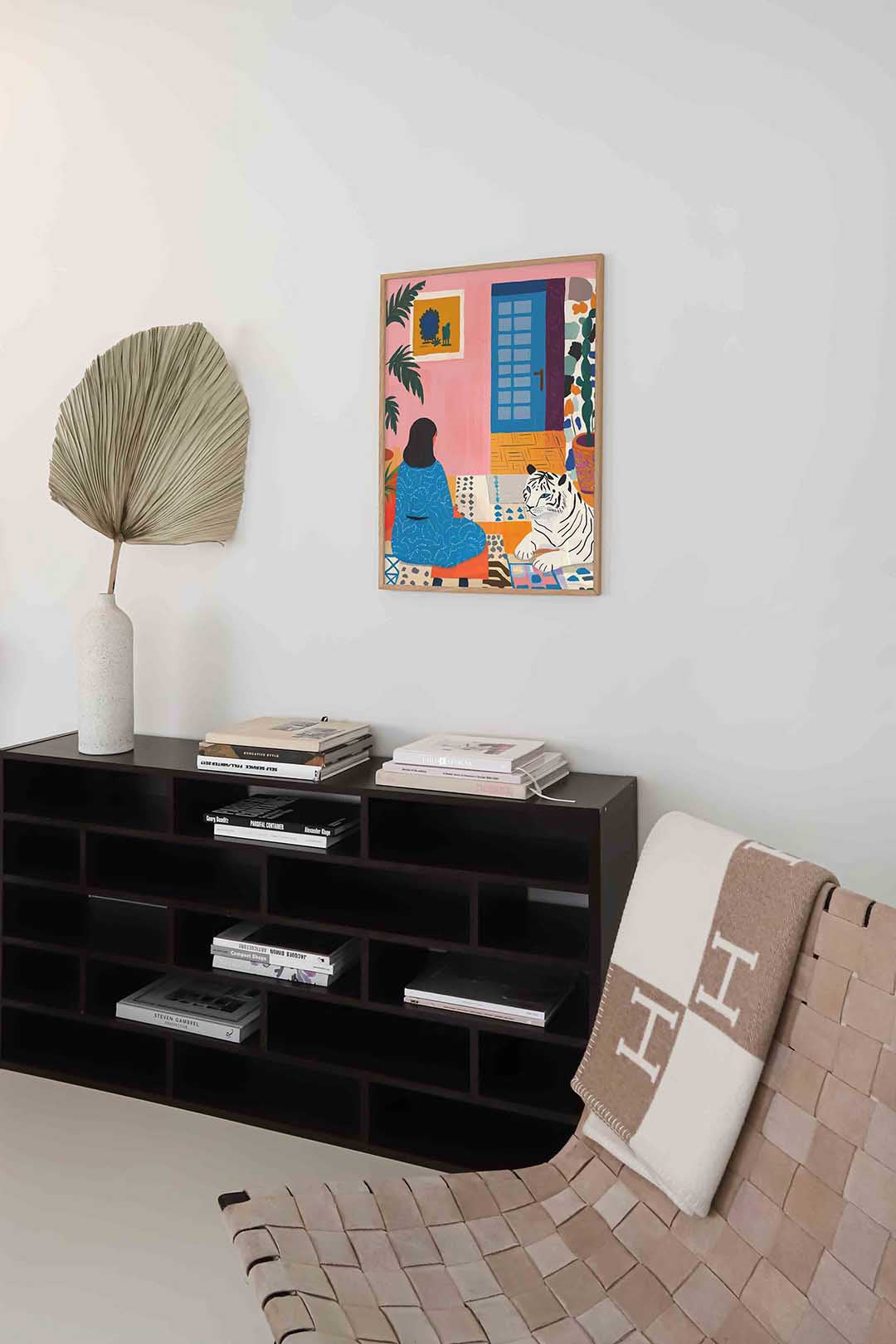 Vrouw met tijger – staande moderne wanddecoratie van WallArtistic