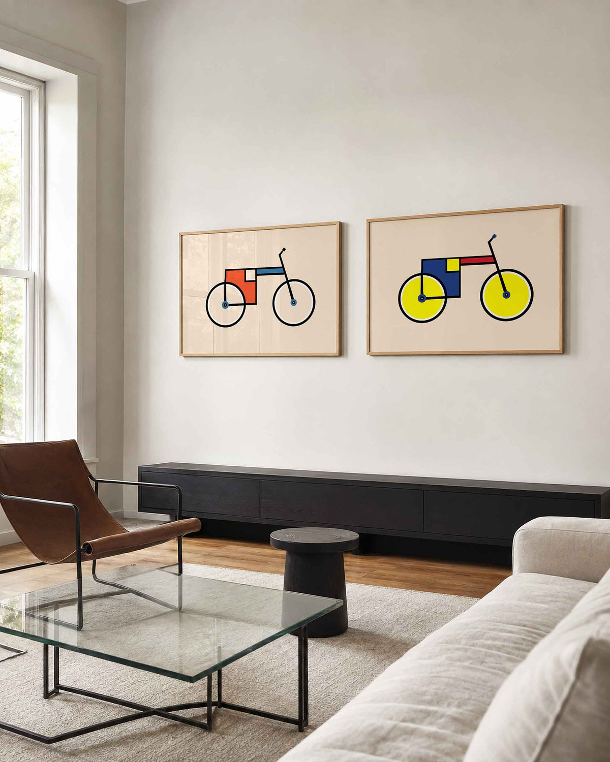 Interieurmockup van tweedelige landscape-posterset met grafische fietsen in kleur