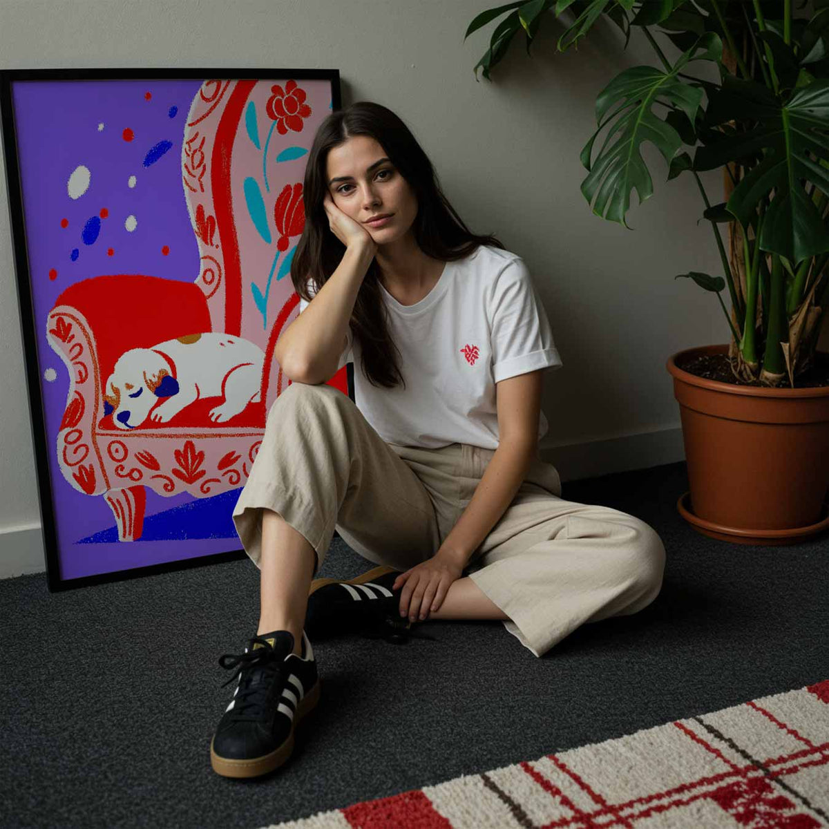 Dromerige Puppy op Bloemrijke Fauteuil – zomerse poster in staand formaat