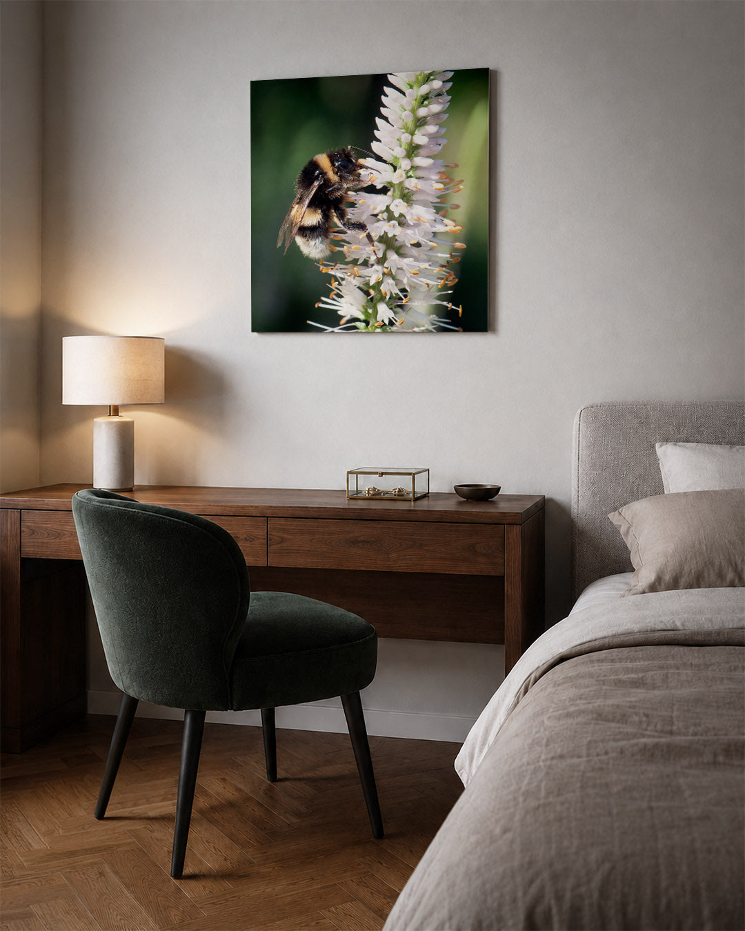 Bij op bloem kunstwerk – sfeerbeeld – een gedetailleerde close-up van een bij op een witte bloem, omringd door groene