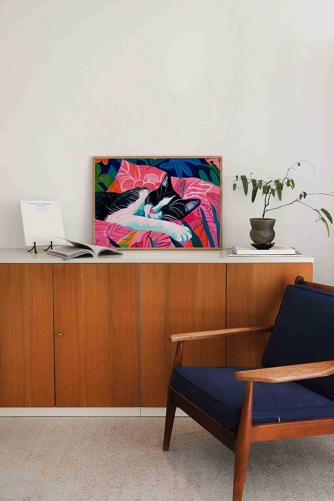 Slapende kat op kleurrijke achtergrond – liggende dieren wanddecoratie van WallArtistic