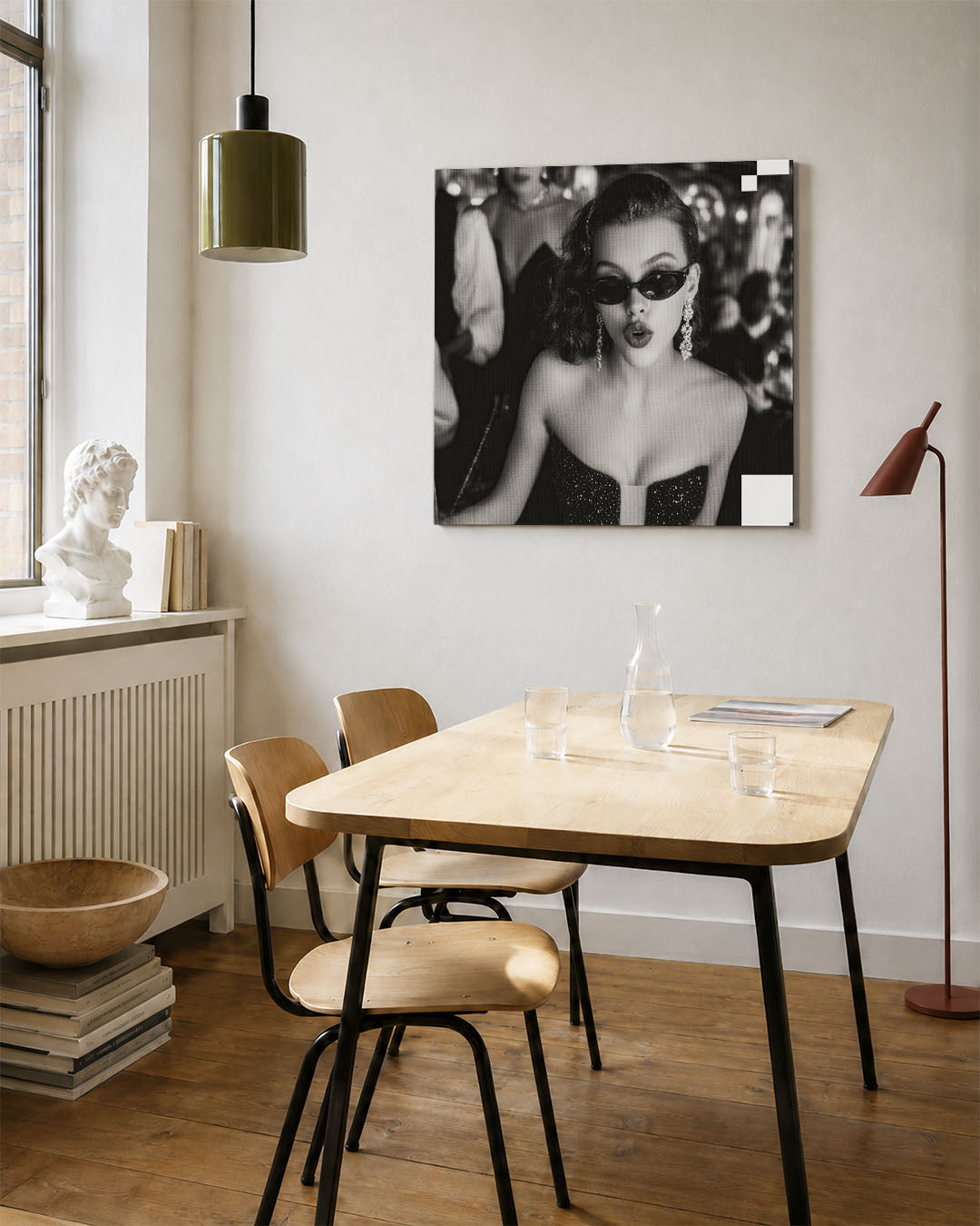 Stijlvolle glamour kunstwerk – vierkante wanddecoratie – dit kunstwerk toont een vrouw in een elegante setting. De zwart-wit