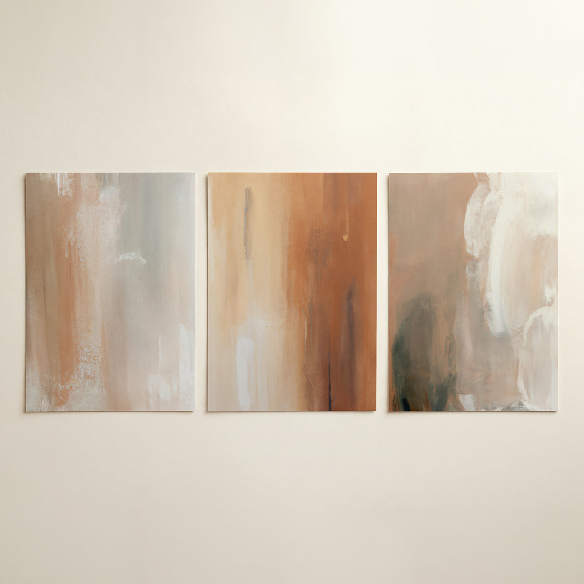 Zachte kleurvlakken – driedelige posterset in interieur