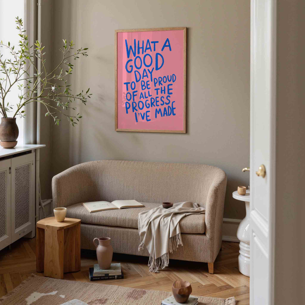 Blauwe tekst op roze achtergrond – rustige poster in staand formaat