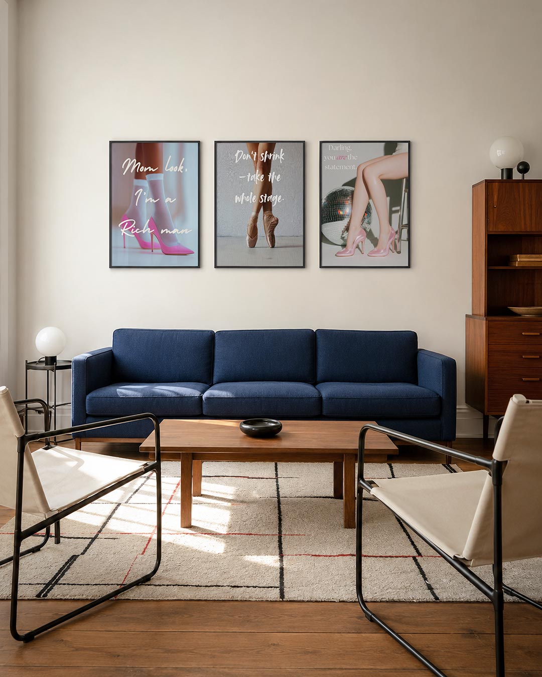 Kleurrijke schoenen posterset – derde productweergave – deze afbeelding toont roze hoge hakken met witte sokken