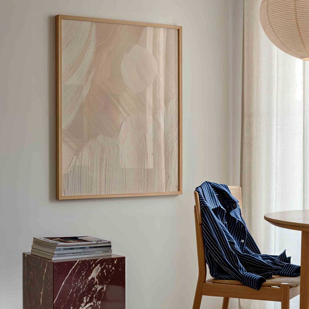 Beige penseelstreken – artistieke poster in staand formaat