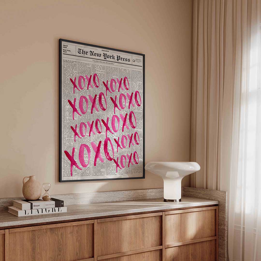Xoxo op krantenachtergrond – kleurrijke Pop Art poster in staand formaat