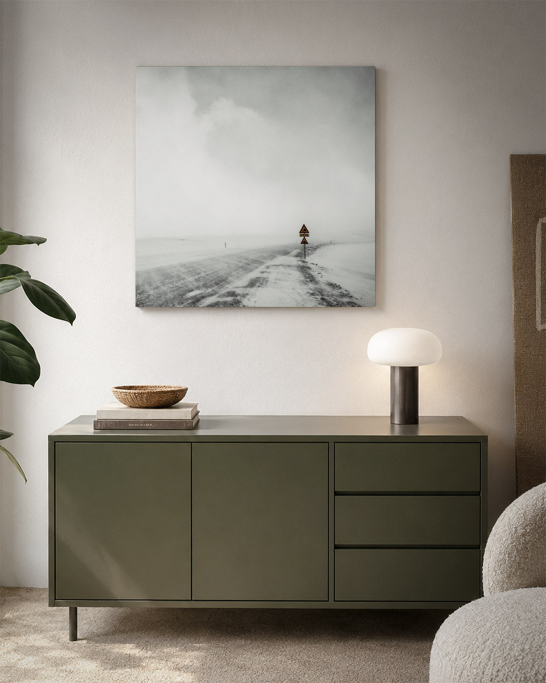 Winterweg kunstwerk – detailweergave – een verlaten weg in een besneeuwd landschap met een verkeersbord. De zachte