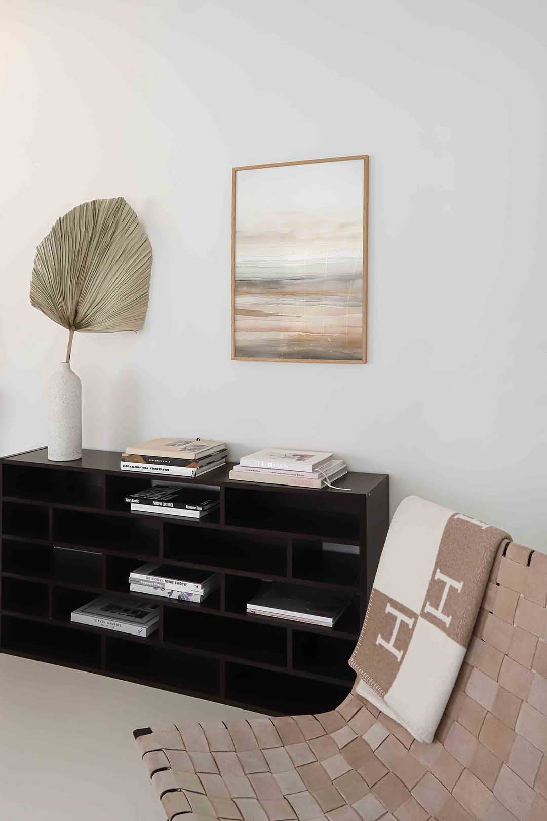 Landschap in zachte tinten – staande zachte abstracte wanddecoratie van WallArtistic