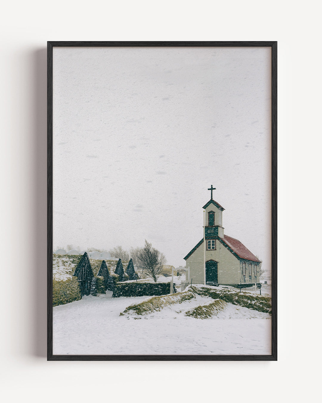 Winterse kapel poster – portret wanddecoratie – een serene winterse scène met een besneeuwde kapel en omringende natuur. De