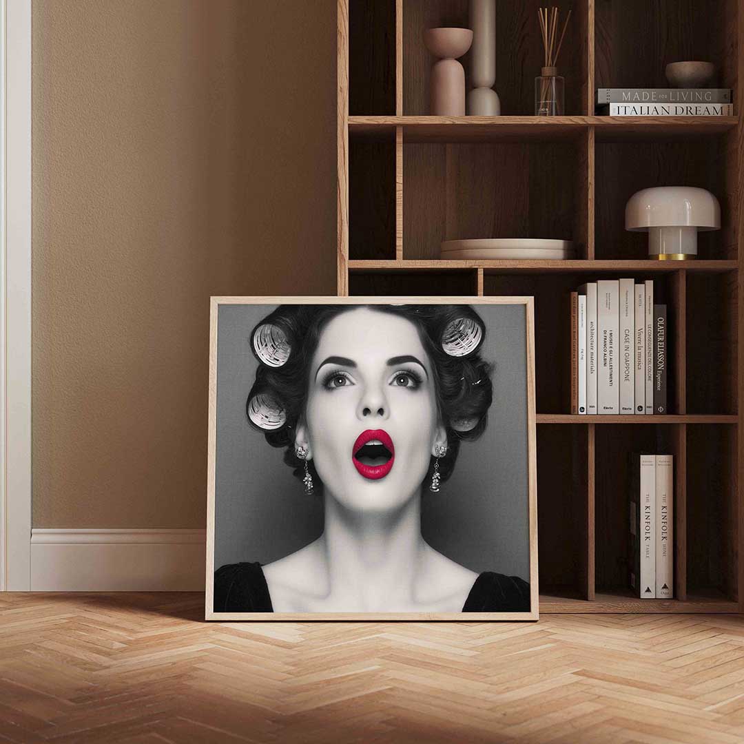 Vrouw met rode lippen – kleurrijke Pop Art poster in vierkant formaat