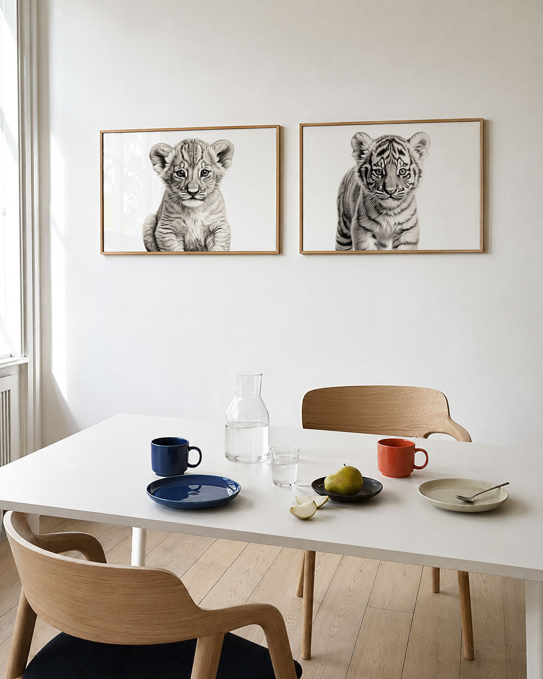 Tweedelige posterset met donkere tinten en een rustige visuele opbouw, getoond in een interieur