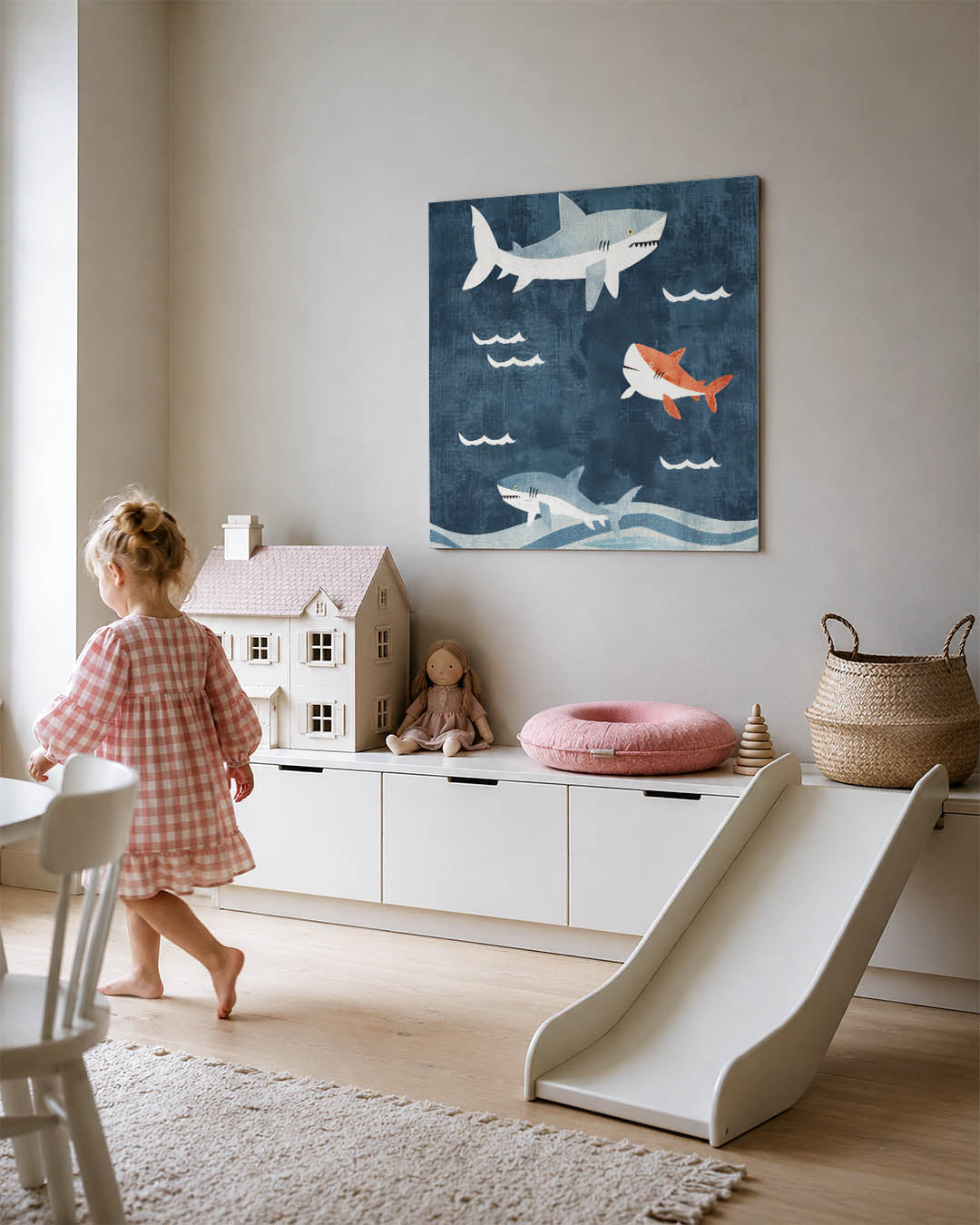 Speelse haaien illustratie kunstwerk – tweede productweergave – dit werk toont drie haaien in een speelse compositie tegen