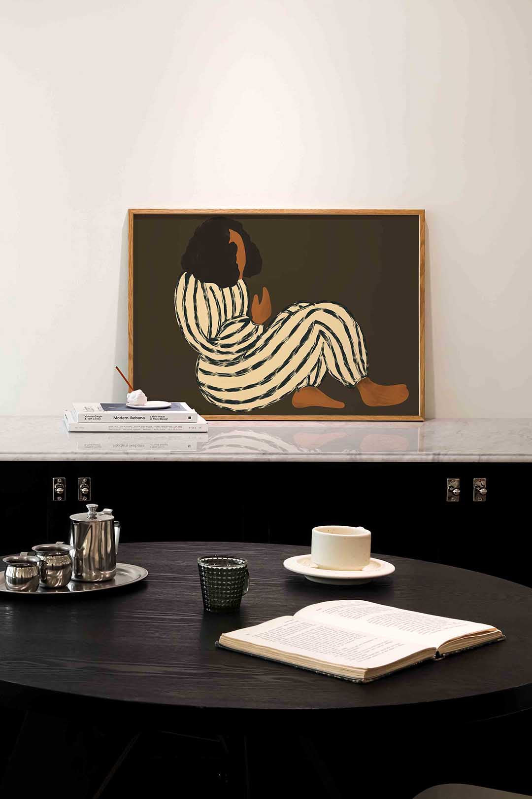 Zittende figuur met strepen – portret poster in liggend formaat