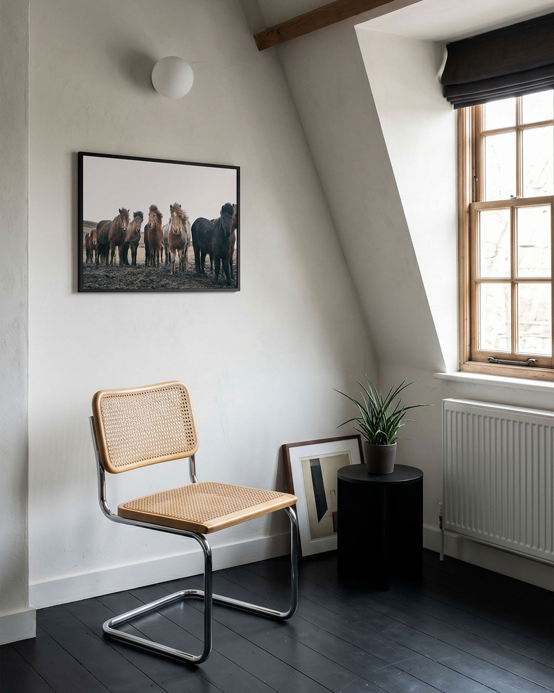 Groep paarden poster – tweede productweergave – een groep paarden staat op een modderige ondergrond met een bewolkte lucht.