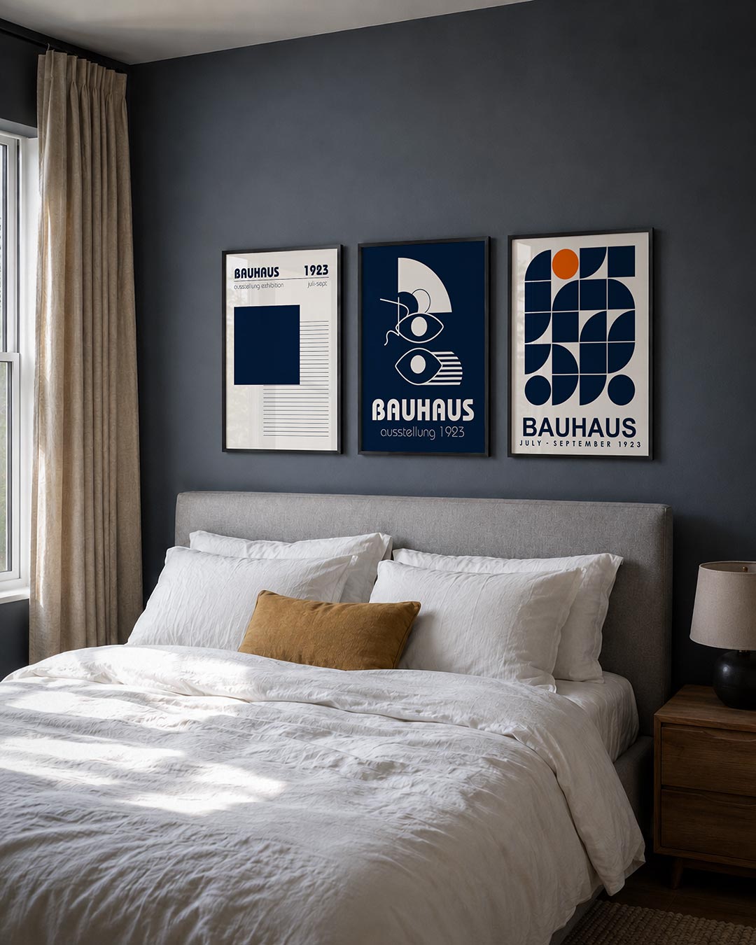 Vorm en lijnen posterset – derde productweergave – deze posterset in drie delen toont een donkerblauw vierkant bovenop fijne