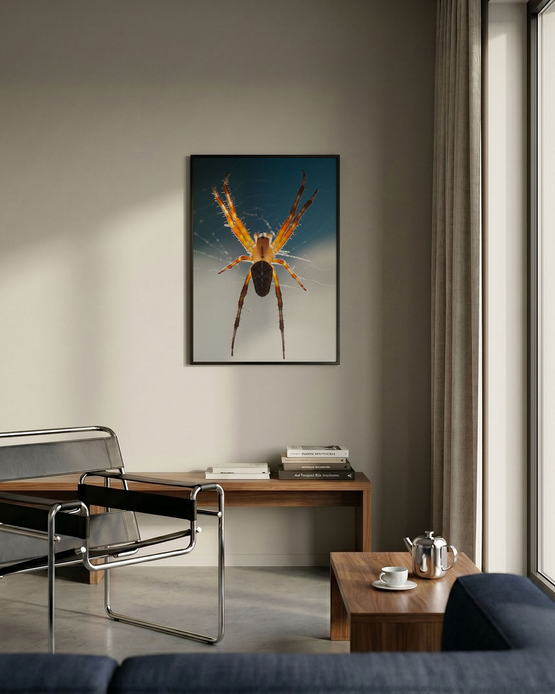 Spin in web poster – detailweergave – deze poster toont een spin in een web met een opvallend kleurcontrast. De oranje poten