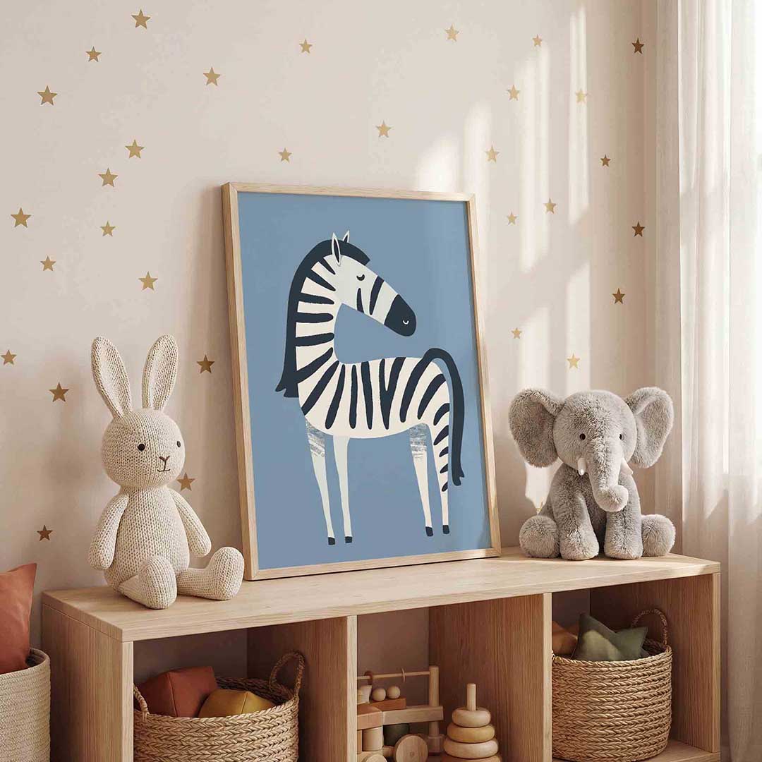 Zebra op blauwe achtergrond – staande kinderkamer wanddecoratie van WallArtistic