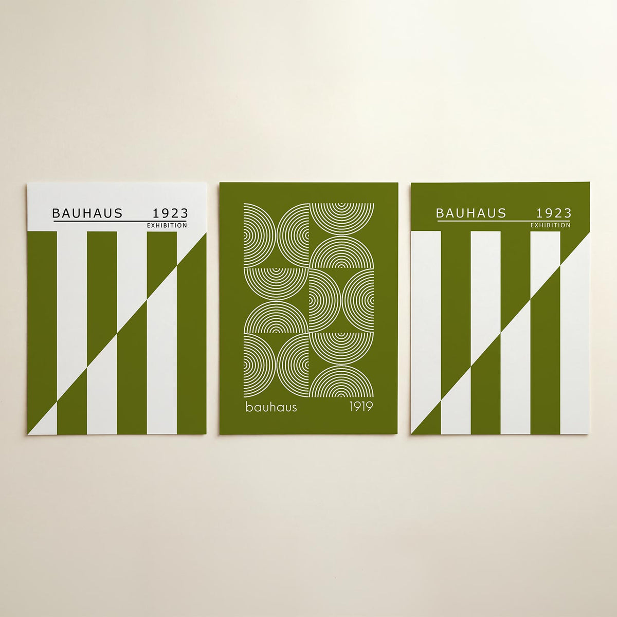 Lijnen en vlakken posterset – detailweergave – deze posterset in drie delen toont een spel van olijfgroene rechthoeken en