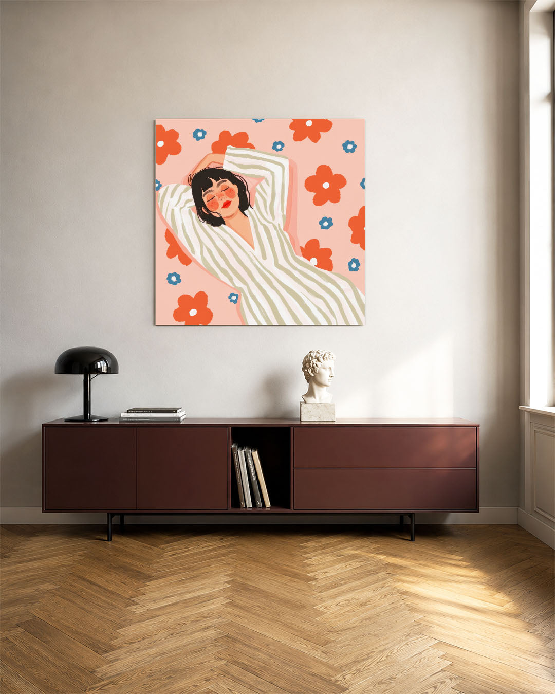 Vrouw met bloemen kunstwerk – tweede productweergave – dit werk toont een ontspannen vrouw in een gestreepte jurk, omringd