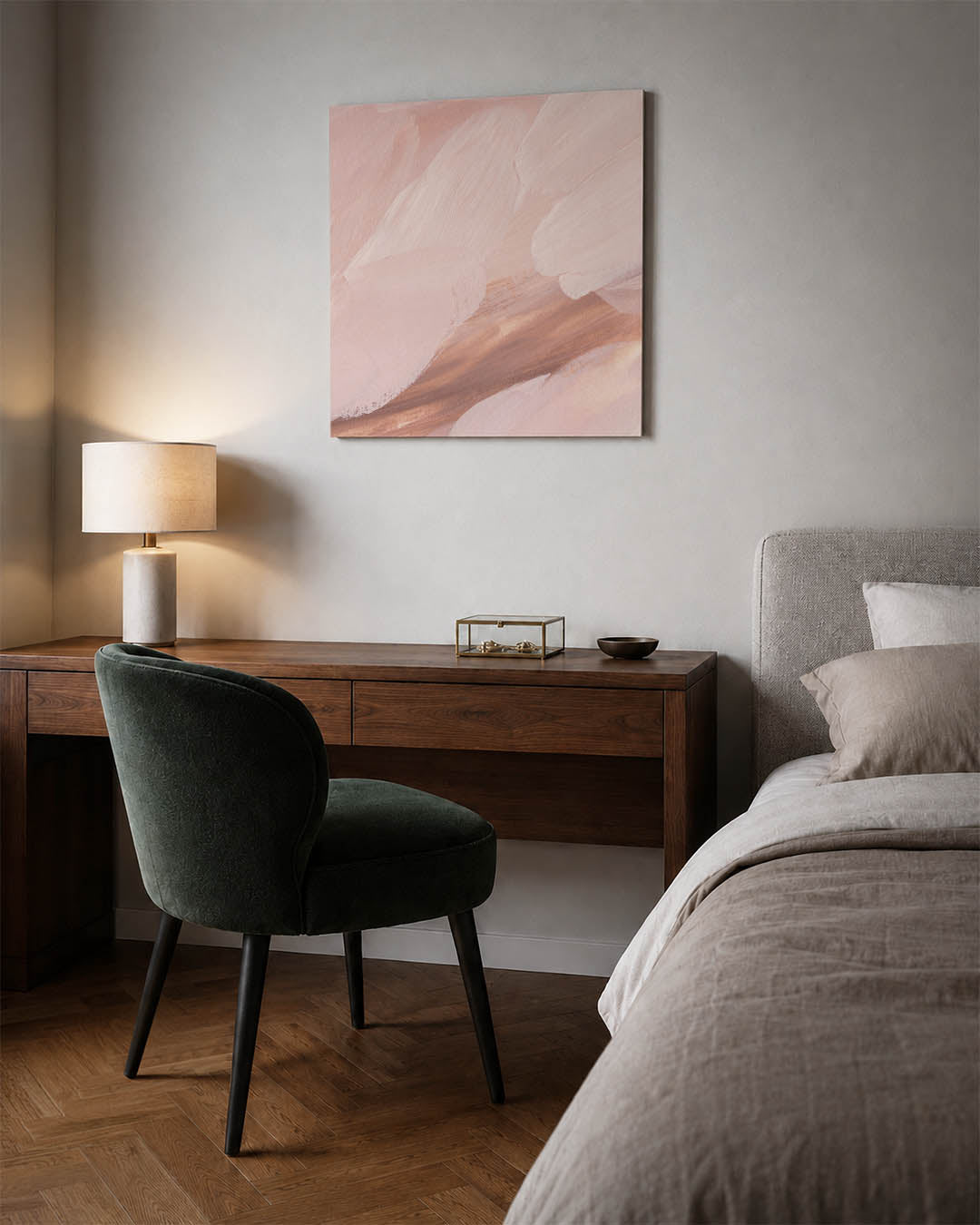 Zachte borstelstreken kunstwerk – materiaalweergave – dit kunstwerk toont vloeiende, zachte borstelstreken in roze en beige