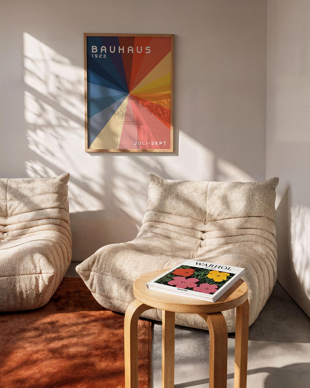 Stralende kleurvlakken – geometrische Bauhaus poster in staand formaat