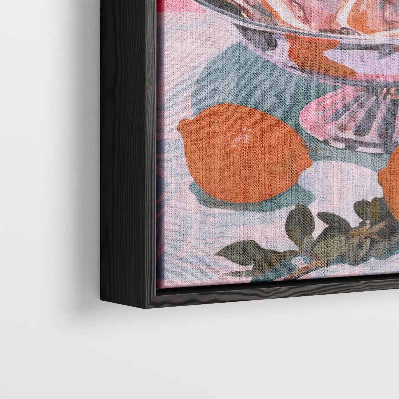 Kleurrijke Zeevruchtenverleiding – kunstwerk met zwarte baklijst