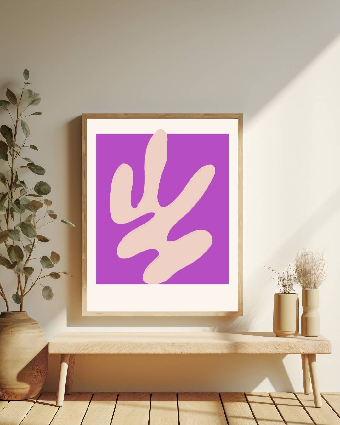 Beige abstracte vorm op paarse achtergrond Poster – staande poster voor modern interieur