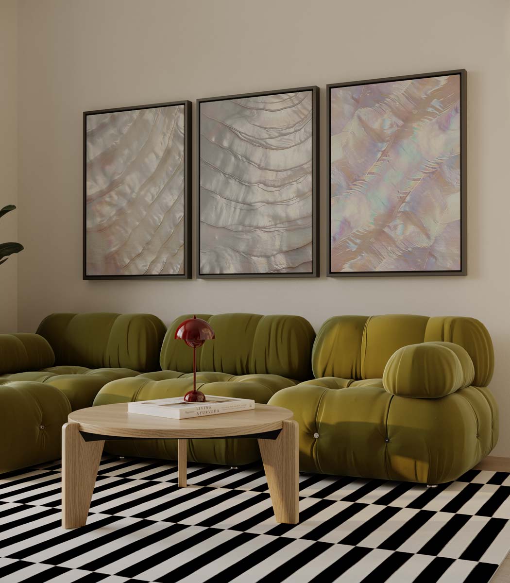 Parelmoer textuur in beweging – drieluik als wanddecoratie