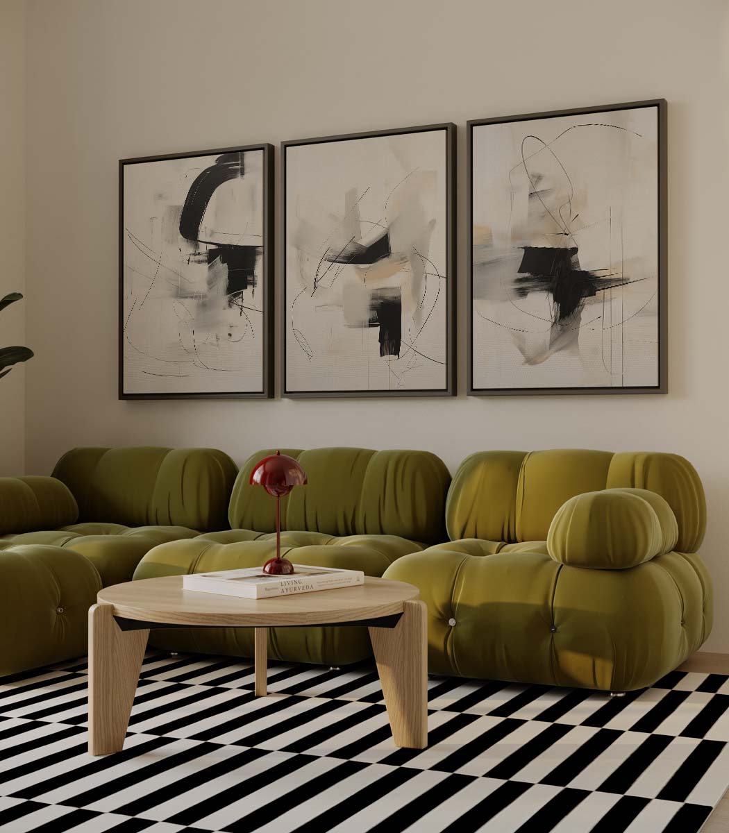 Zwarte penseelstreken op beige – drieluik als wanddecoratie