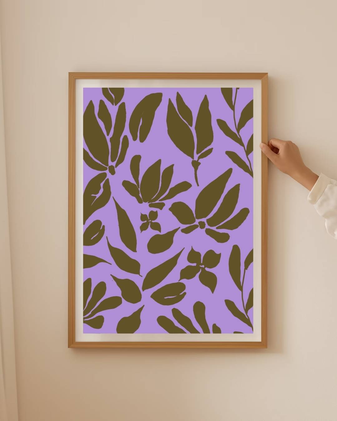 Herhalend bloemensilhouet op paarse achtergrond Poster – staande poster voor modern interieur