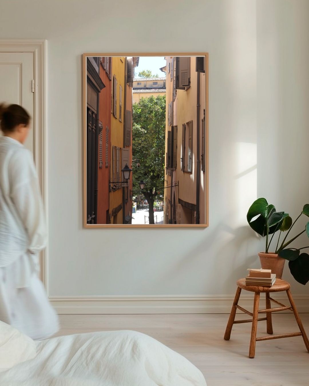 Smalle straat in Saint-Tropez Poster – staande poster voor modern interieur