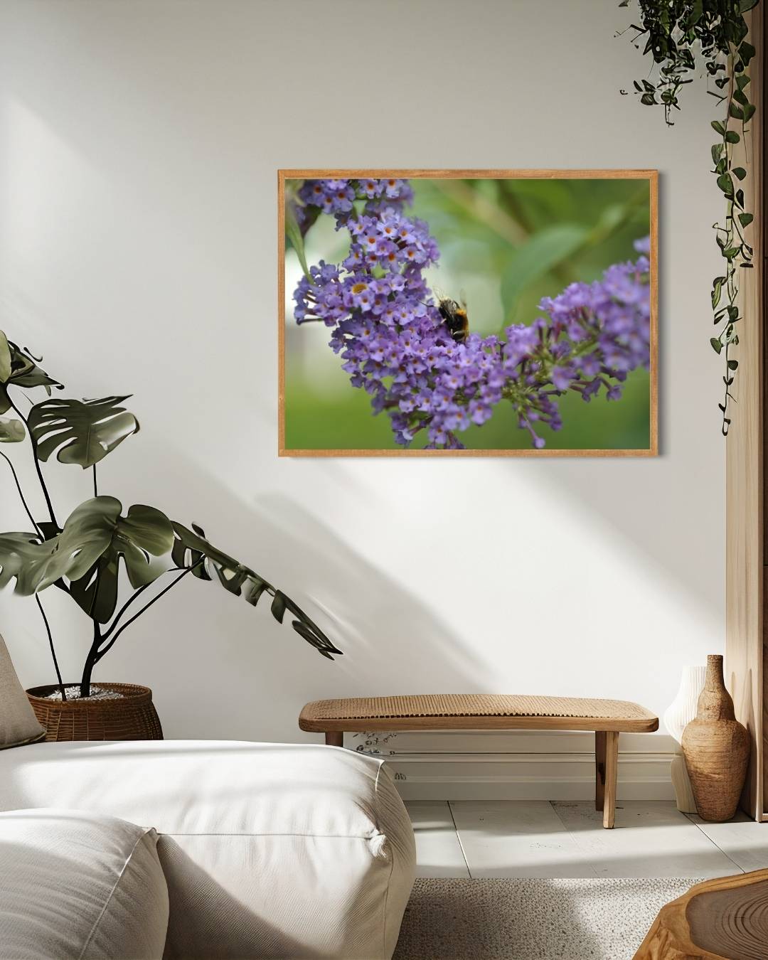 Paarse bloemen en bij Poster – staande poster voor modern interieur