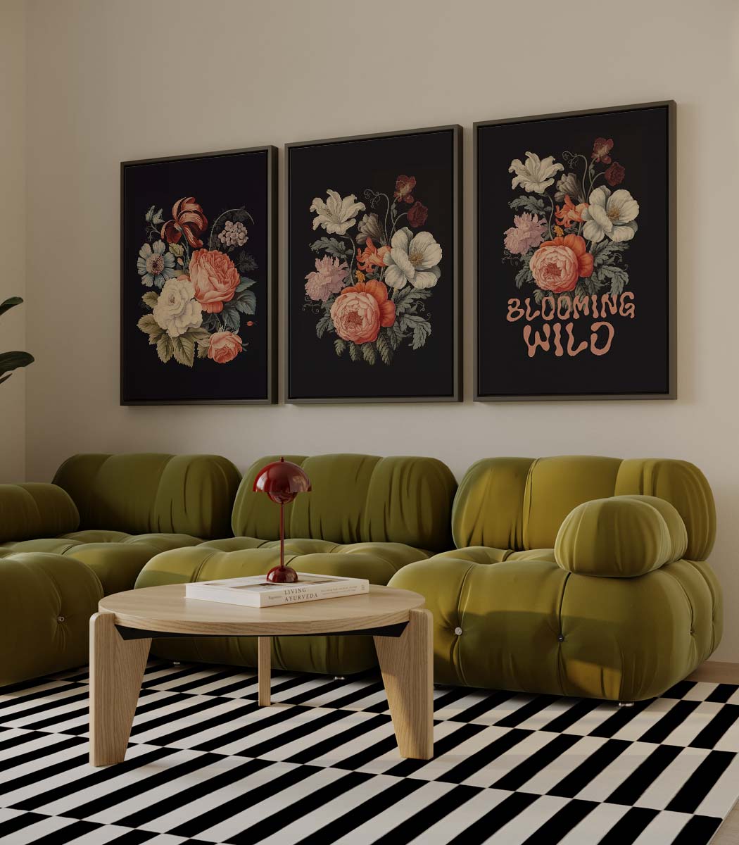 Bloemen op zwarte achtergrond met 'BLOOMING WILD' – drieluik als wanddecoratie