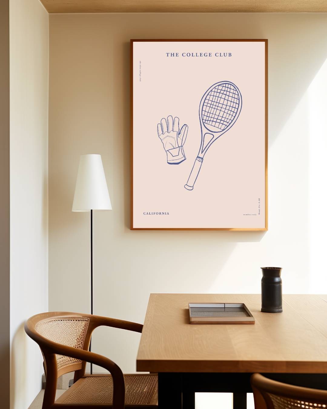 The College Club tennisracket en handschoen Poster – staande poster voor modern interieur