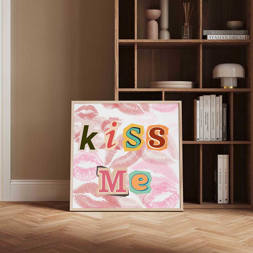 Kiss me – kleurrijke Pop Art poster in vierkant formaat
