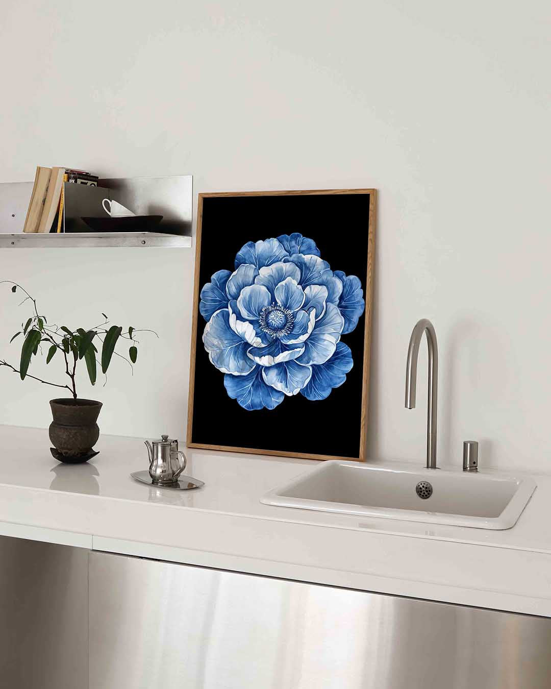 Blauwe bloem – blauw-witte poster in staand formaat