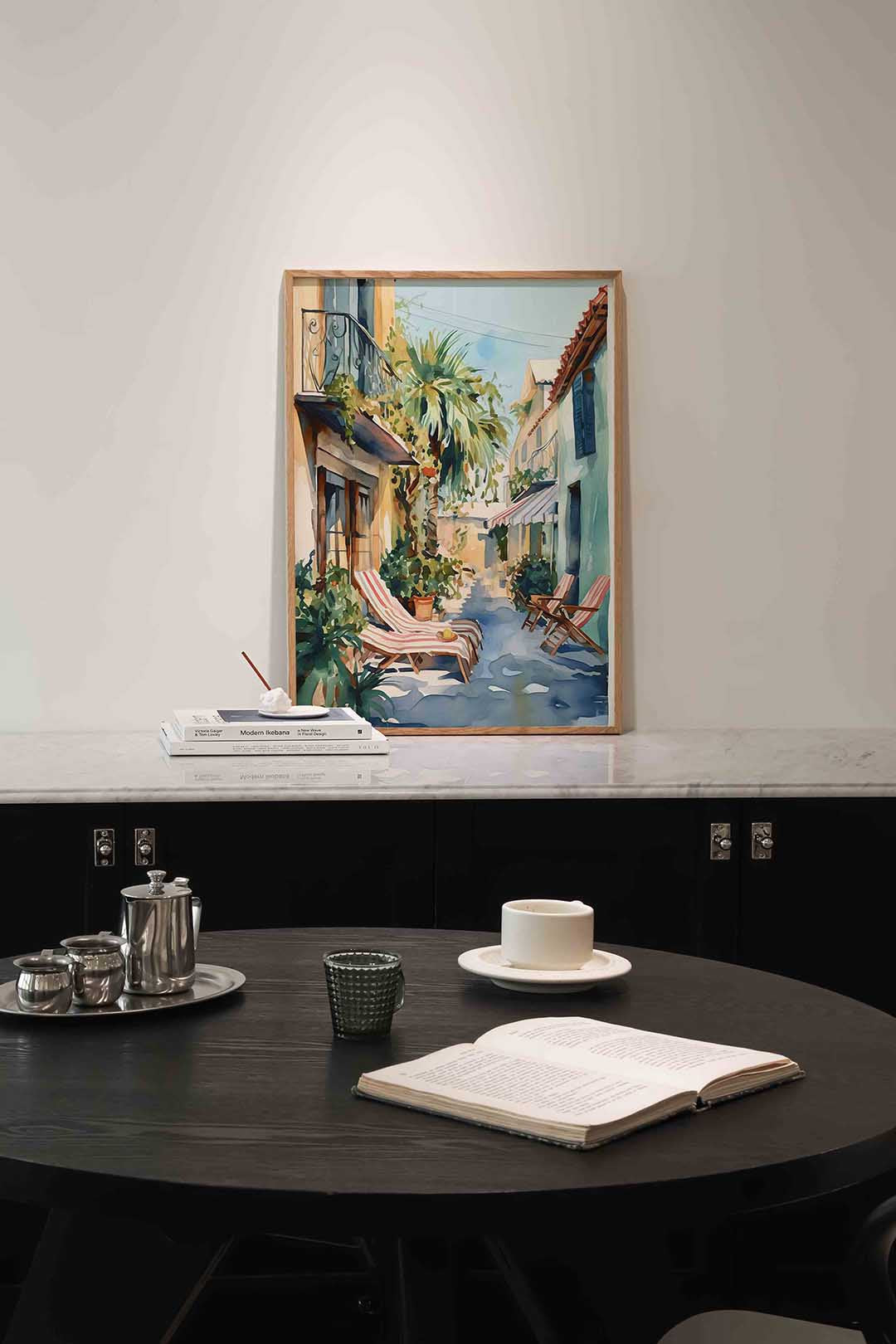 Zomerse straat met ligstoelen – abstracte poster in staand formaat