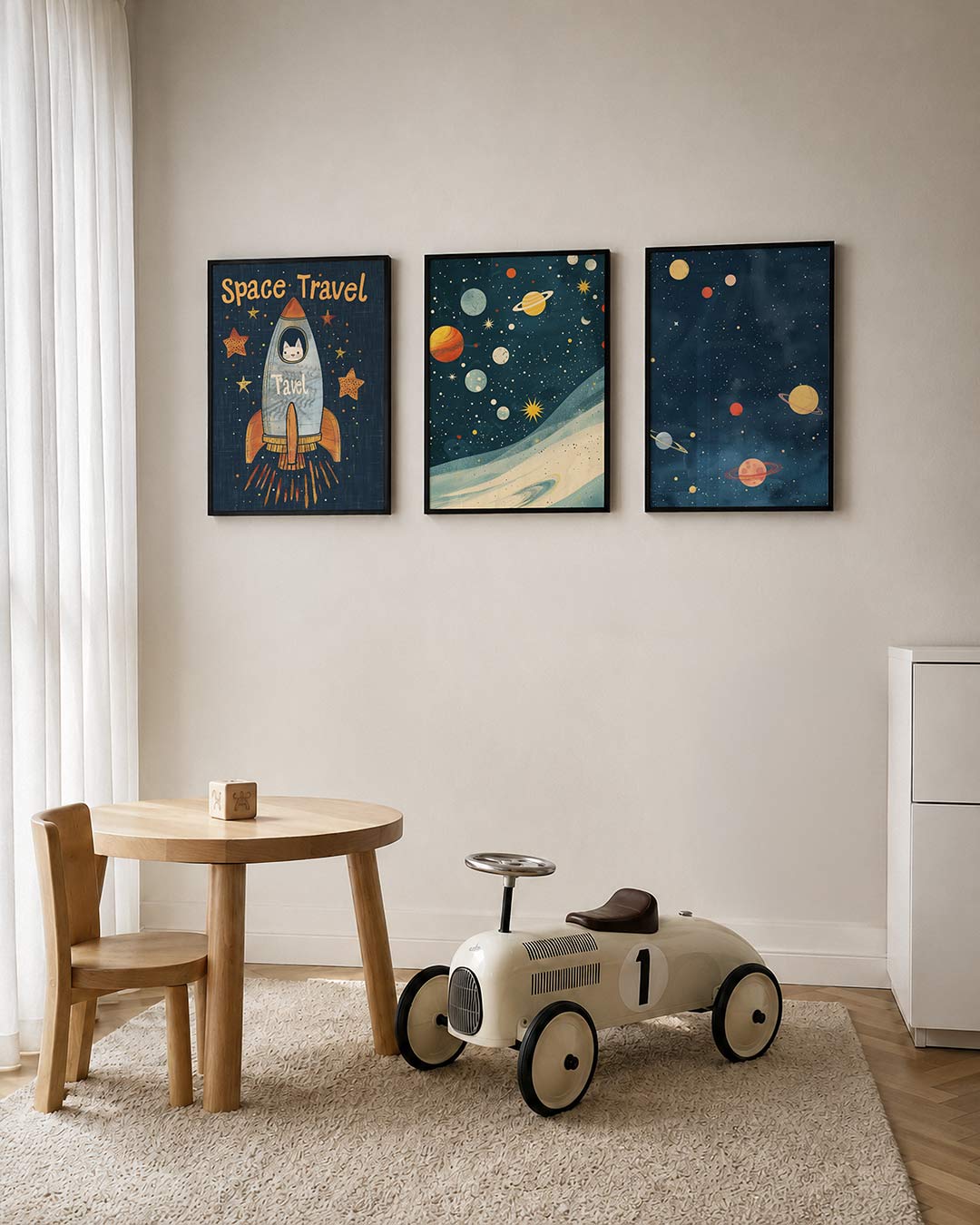 Ruimteavontuur illustratie posterset – tweede productweergave – een speelse raket met een kat aan boord, omringd door
