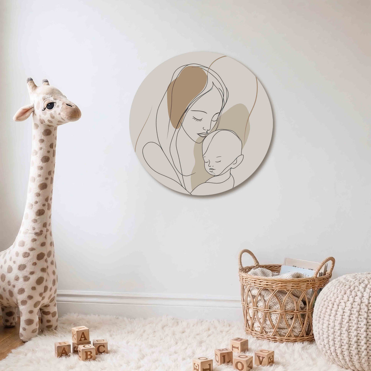 Moeder en kind Muurcirkel – Een lijntekening van een moeder die haar kind vasthoudt in zachte beige tinten.