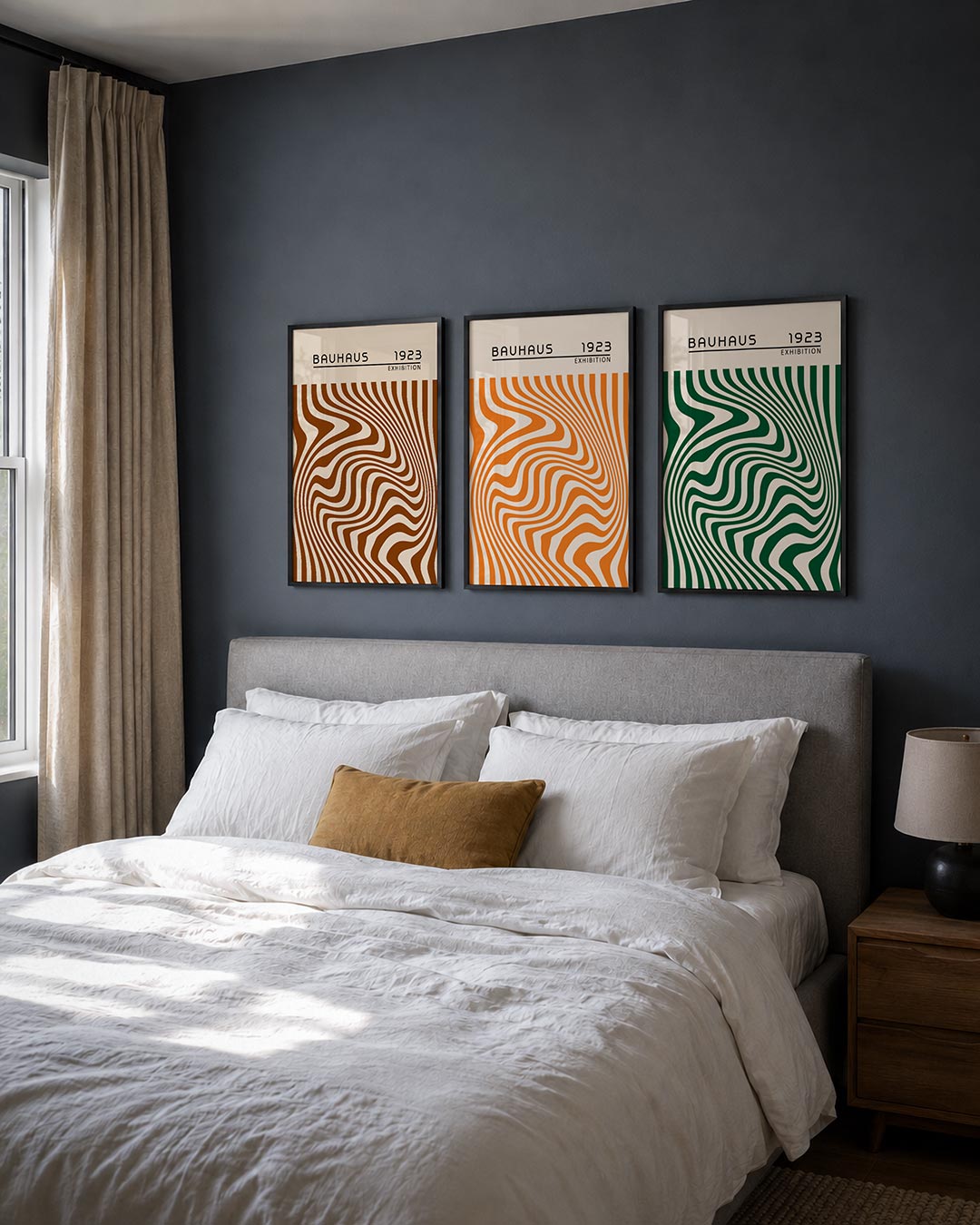 Golvend lijnenspel posterset – derde productweergave – deze posterset in drie delen toont vloeiende, golvende lijnen in bruin